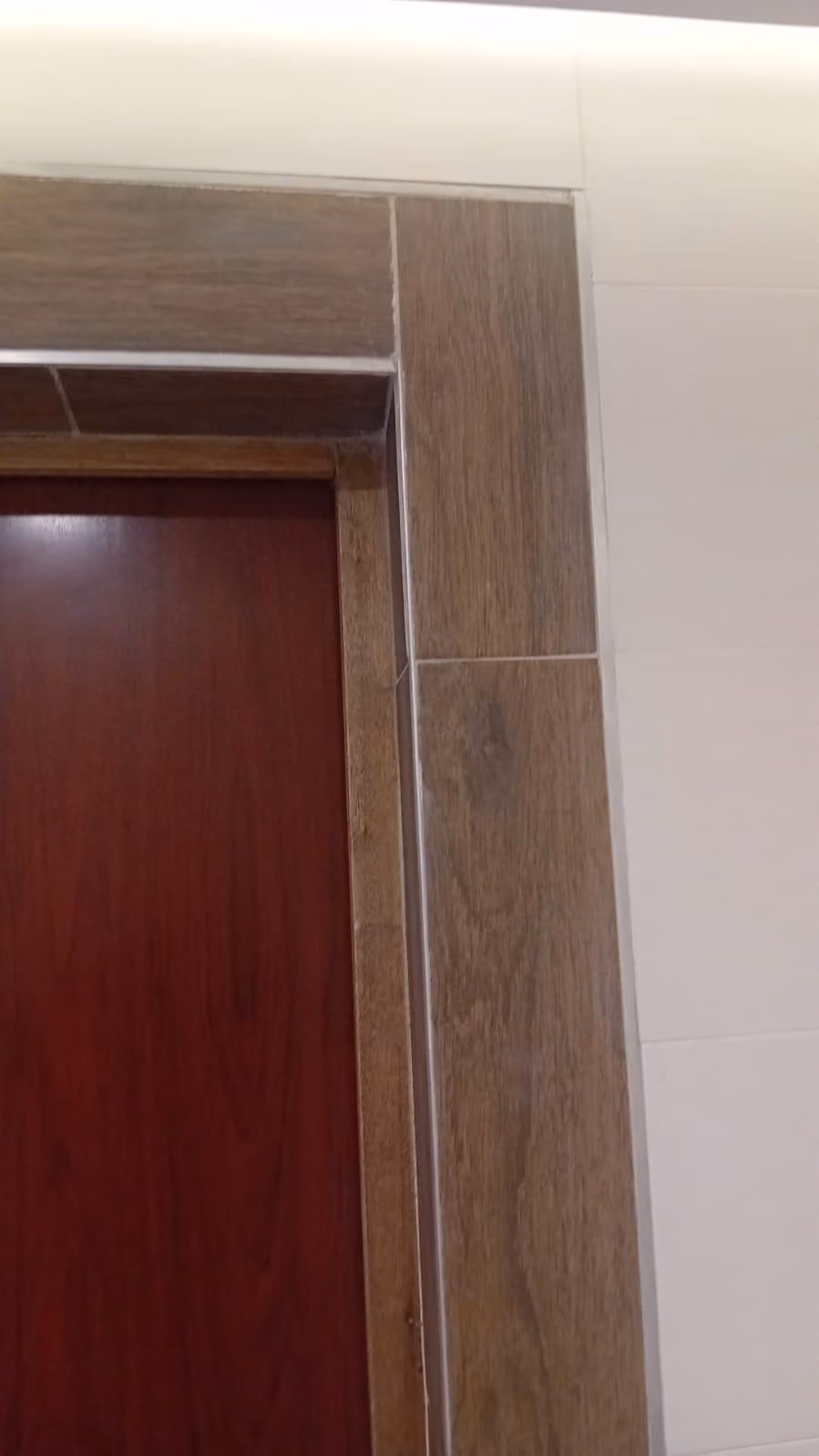 Détail d'encadrement de porte palière après pose